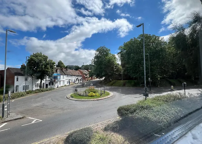 Luxury 2-Bed Warwickshire Gem