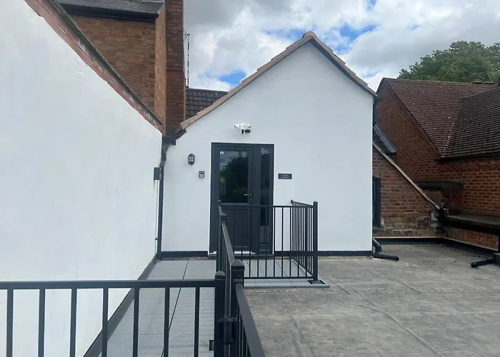 Luxury 2-Bed Warwickshire Gem