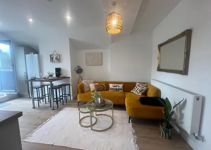 Luxury 2-Bed Warwickshire Gem
